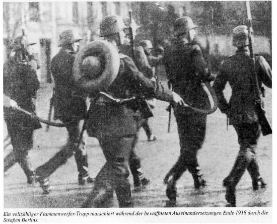 "Огнеметная команда в полном составе марширует по Берлину во время вооруженных столкновений в конце 1918 года." 