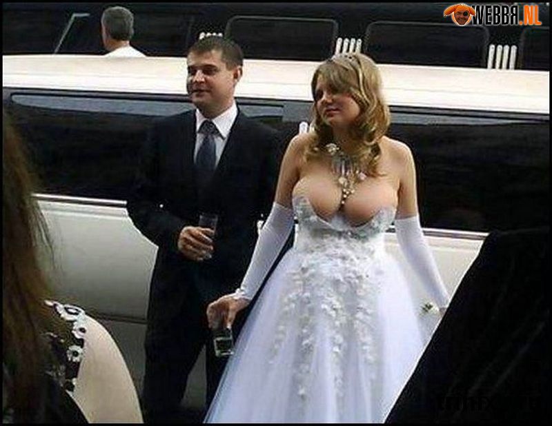 Желанная шлюшка снимает свадебный наряд
