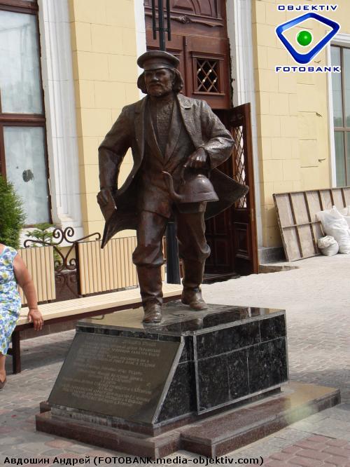 Памятник старцу федору в томске. Памятник отцу Федору на вокзале Харьков. Харьков вокзал памятник Пуговкину. Памятник отцу Федору из 12 стульев. Памятник папе.