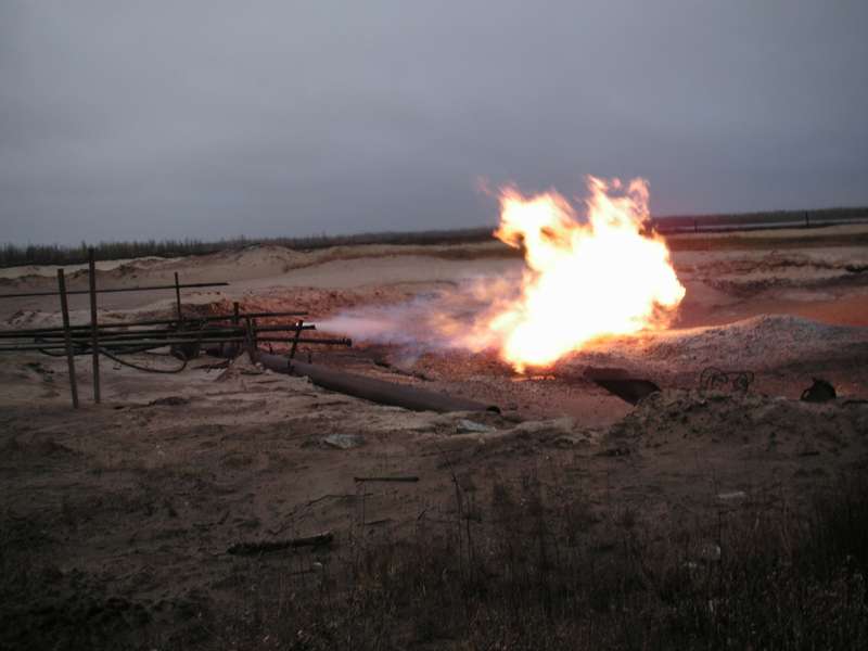 Сжигание газа с водой. Факельный Амбар ГФУ. Газовый факел новый Уренгой. Газовый факел на Ямале. Факельный Амбар для газовых скважин.