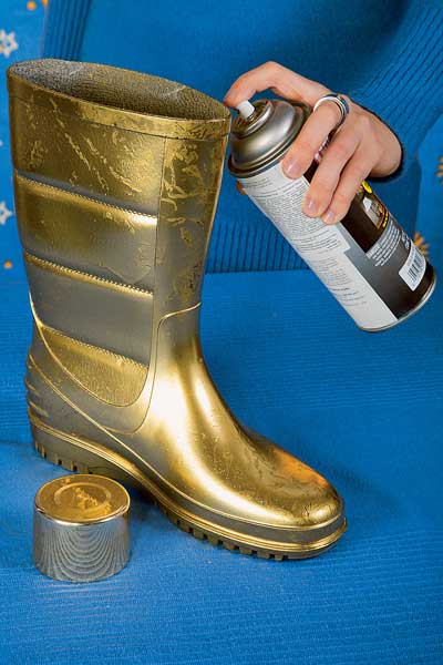 покрасить сапоги. покрасил сапоги. сапоги резиновые. украсить резиновые сапоги. покраска сапог из кожи.