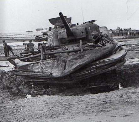 Нормандия в июне. Шерман ДД плавающий танк. Танк Шерман амфибия. Затонувшие танки Шерман Нормандия. Плавающий Шерман в Нормандии.