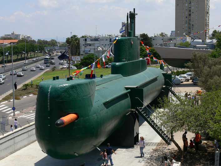 Лодки зеленого цвета. Музей подводных лодок Хайфа. Галь (подводная лодка). Подводные лодки наркокартелей. Подводная лодка Малайзии памятник музей.
