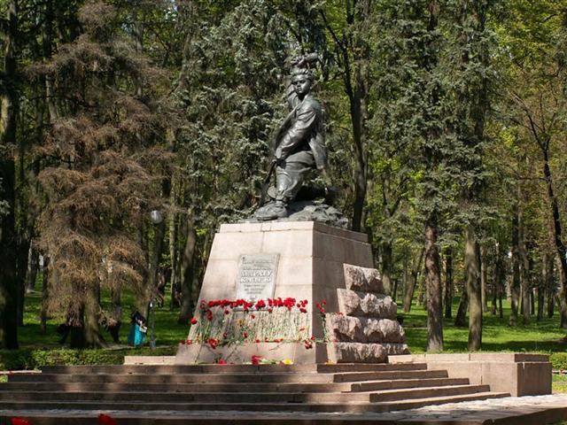 Марат казей памятник в минске фото