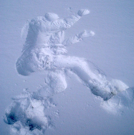 И вдруг хрустнул снежный наст затрещал сушняк. Снег под ногами. Отпечаток члена на снегу.