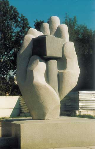 рука статуи. синагога спасоглинищевский переулок стена плача. скульптуры на нижней красносельской 35. памятник руки москва. памятник руки москва.