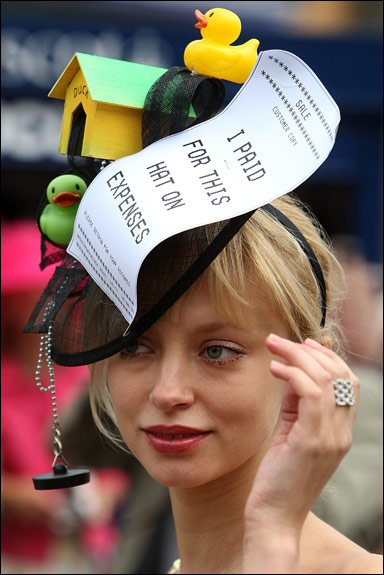 Нелепые шляпы. Необычные головные уборы. Необычные шляпы. Наряды на royal ascot. Шляпы на королевских скачках роял аскот.