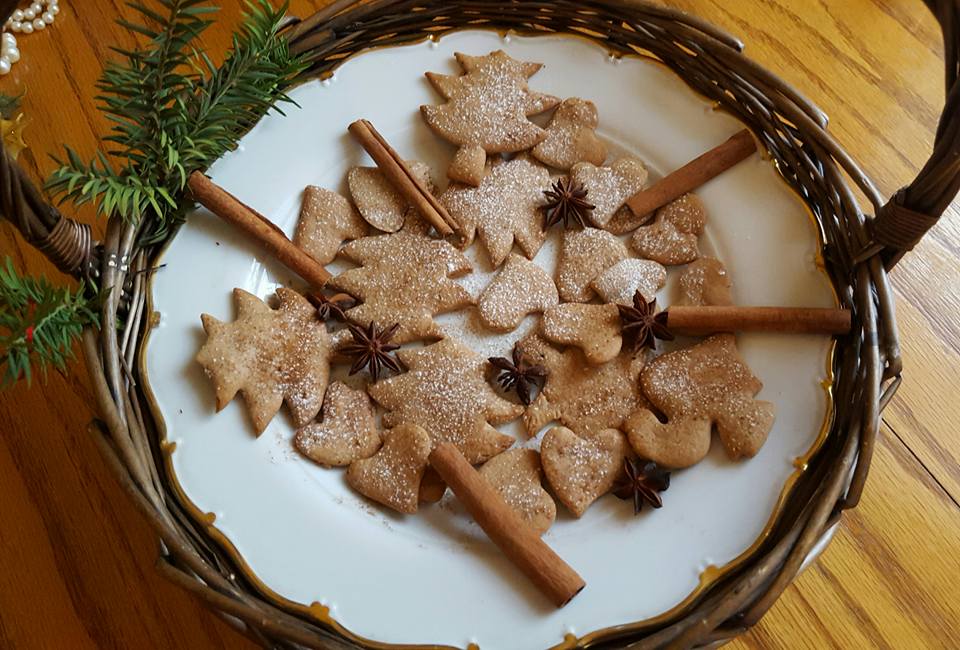 Печенье имбирное с корицей. Рождественские печенья с корицей и медом. Торт из медово имбирного теста. Имбирное печенье в корице Абхазия.