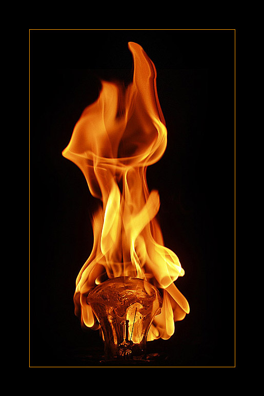 Факел. Свет пламени. Пламя света. Бенгальские огни. Огонь.