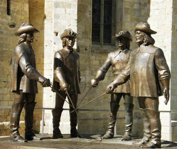 памятник мушкетерам во франции