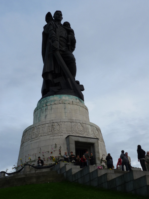 Памятник алеше в болгарии фото с девочкой на руках