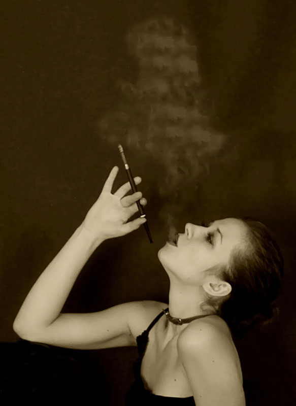 13 декабря 2006. Женщина курит мундштук. Дама курит через мундштук. Девушка курит мундштук. Курение через мундштук.