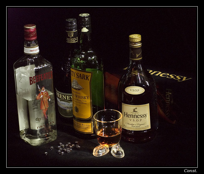 С днём рождения мужчине тортик. С днём рождения алкогольные. Торт с виски джек дэниэлс. Алкогольное поздравление с днем рождения. Открытка с днём рождения с алкоголем.