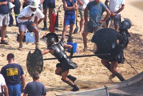 Вольфганг петерсен и брэд питт. Как снимали трою. Брэд питт ахиллес съемки. Брэд питт на съемках трои. Шон бин троя.